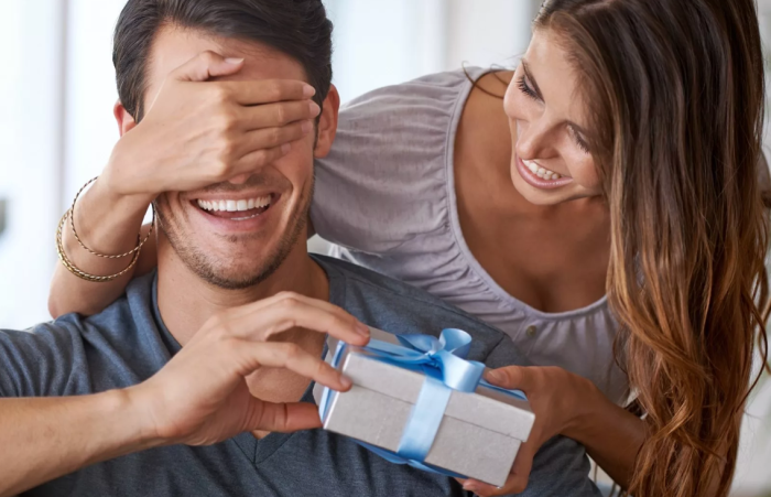 Мужчина дарит подарок женщине