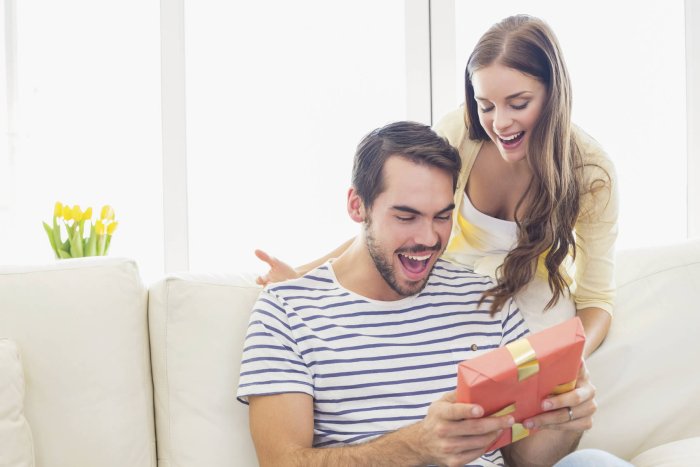 Мужчина дарит подарок женщине