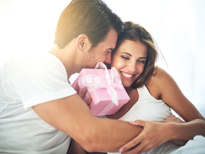 Мужчина дарит подарок женщине