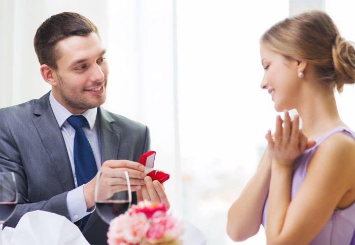 Дарит украшение