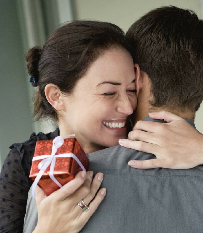 Мужчина дарит кольцо