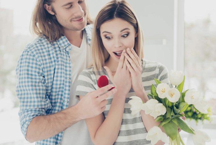 Дарит кольцо девушке