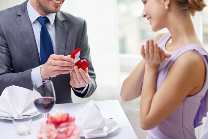 Мужчина дарит подарок женщине