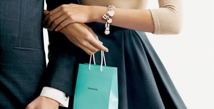 Дарит украшение