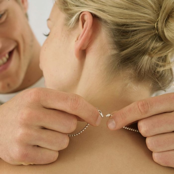 Мужчина дарит подарок