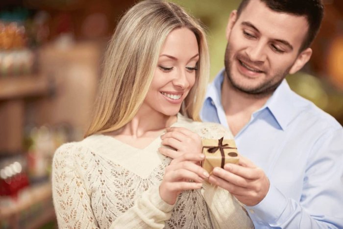 Мужчина дарит женщине Ювелирное украшение