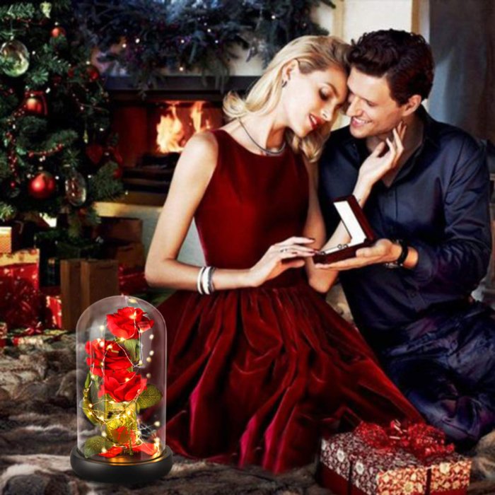 Парень дарит подарок