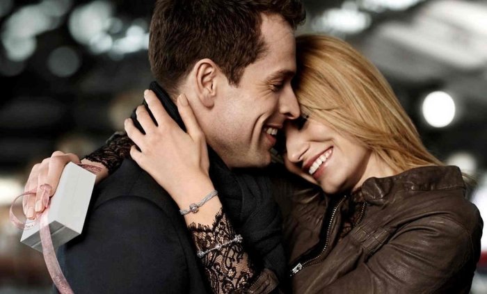 Мужчина дарит Ювелирное украшение