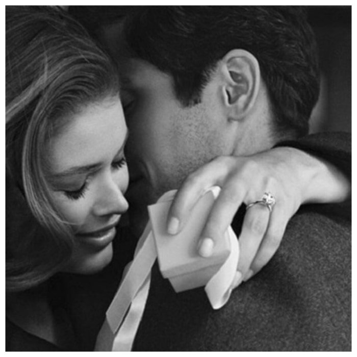 Мужчина дарит драгоценности