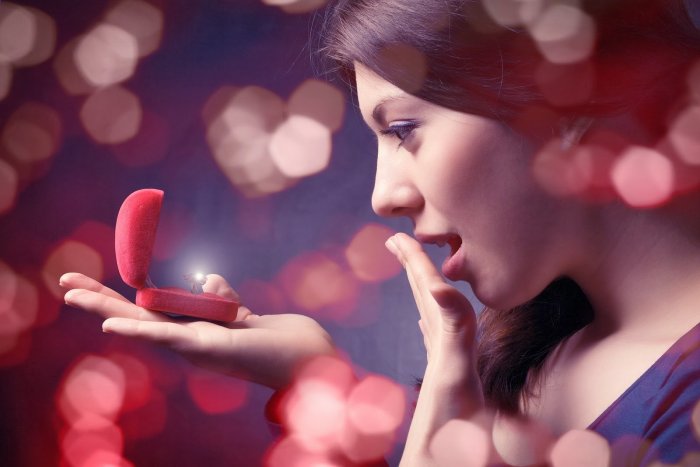 Мужчина дарит украшение девушке