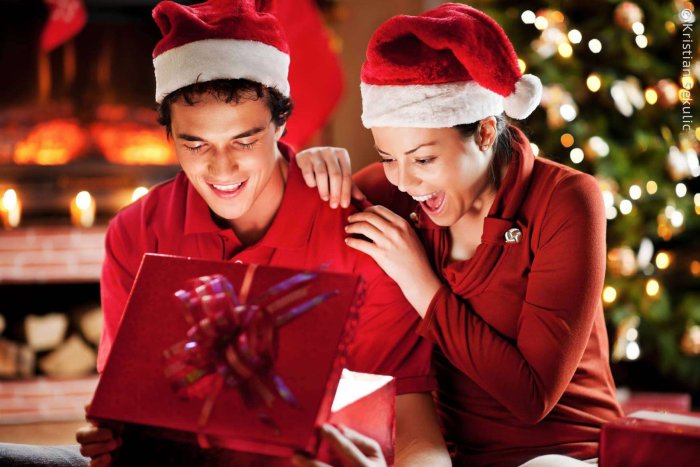 Женщина дарит подарок