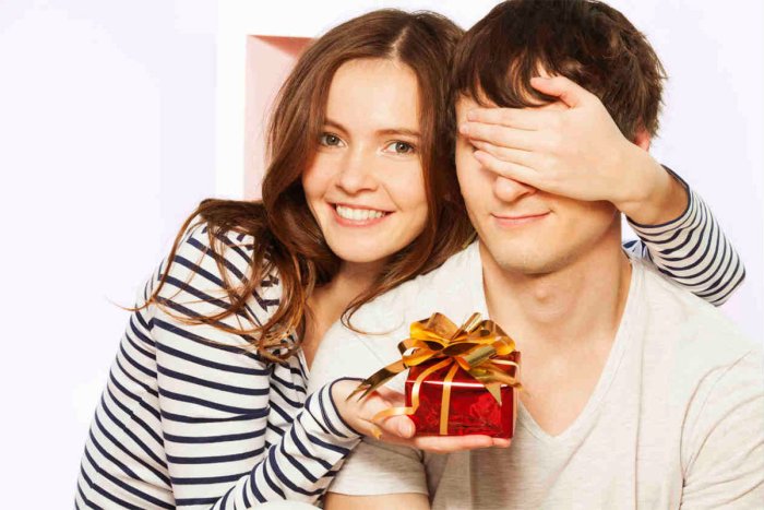Парень дарит девушке подарок