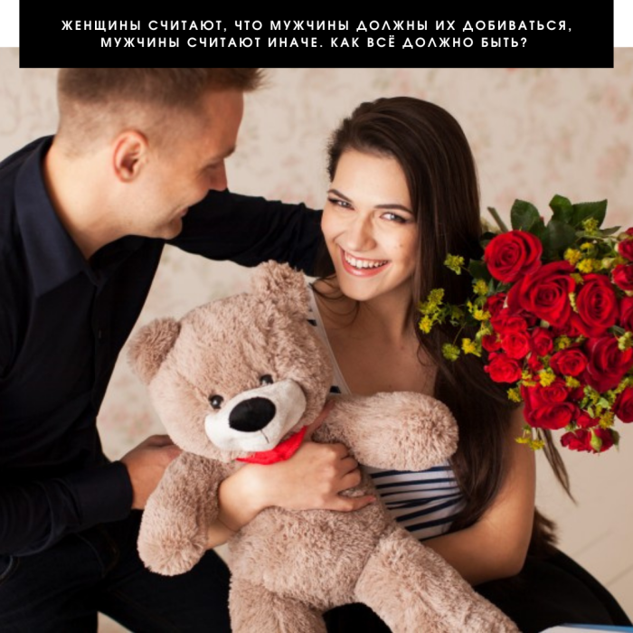 Парень дарит подарок