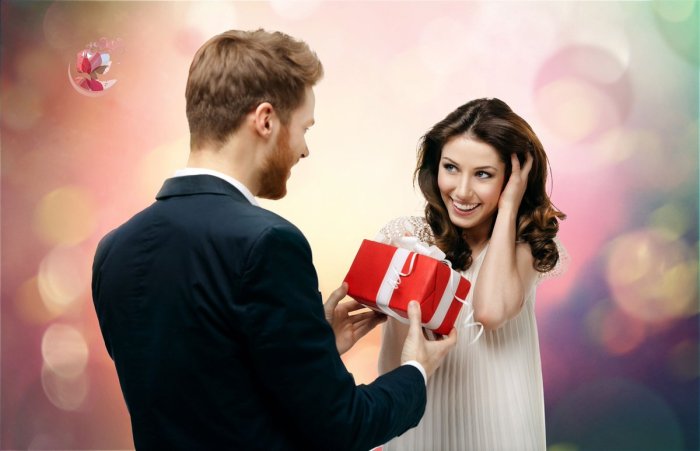 Парень дарит девушке
