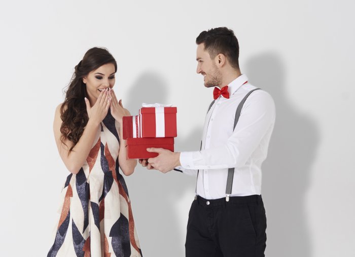 Мужчина дарит подарок женщине