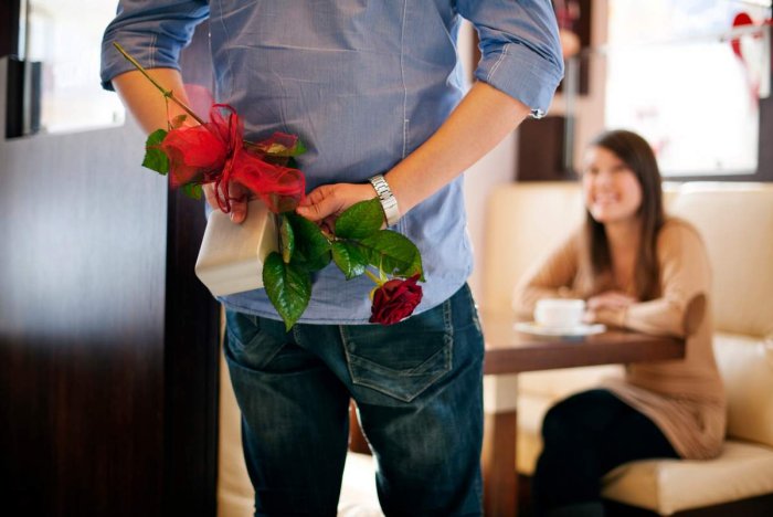 Девушка дарит подарок мужчине