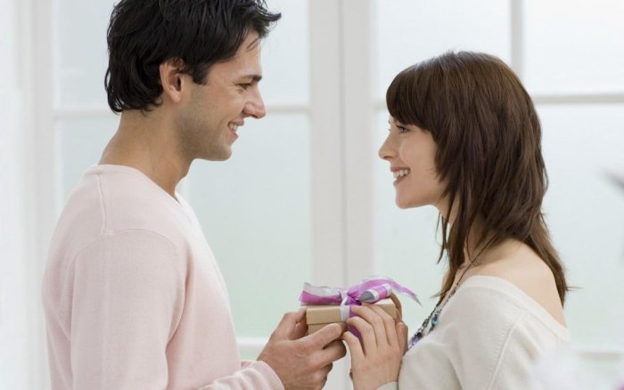 Мужчина дарит подарок