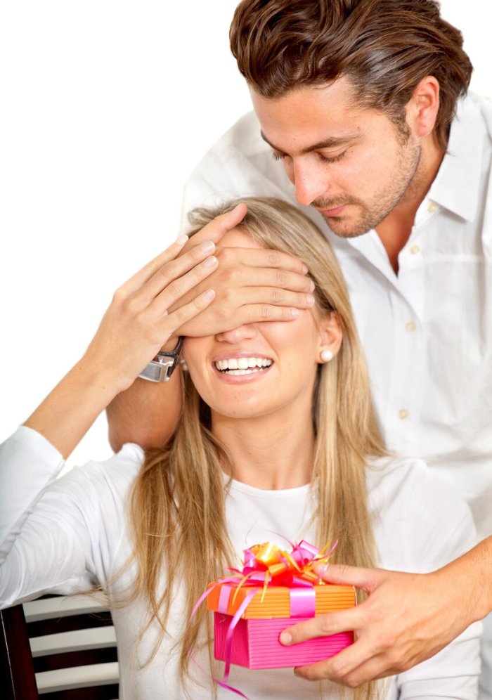 Парень дарит подарок