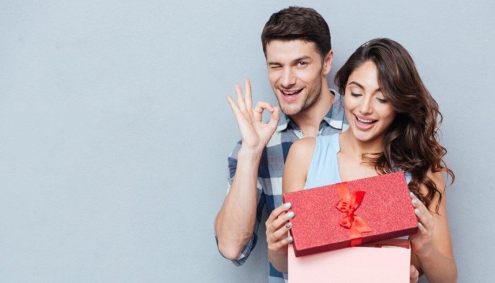 Мужчина дарит цветы женщине