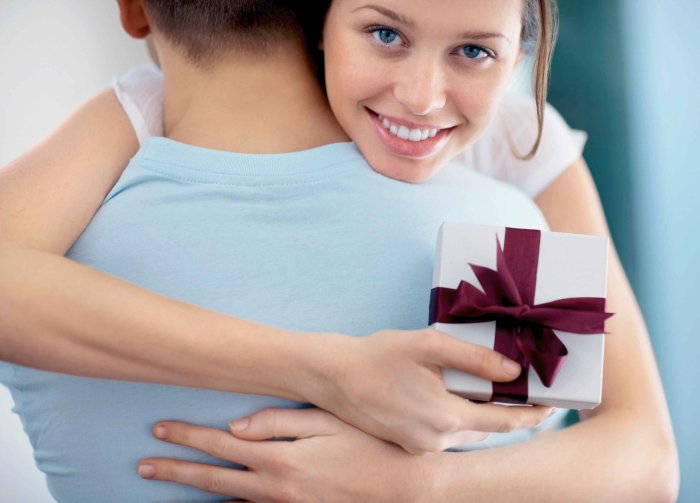 Парень дарит подарок