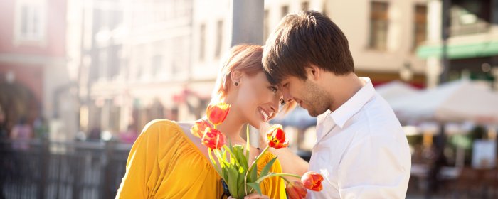 Мужчина дарит золото