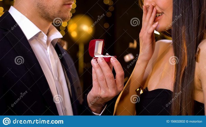 Парень дарит букет девушке