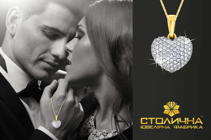 Мужчина дарит женщине бриллианты