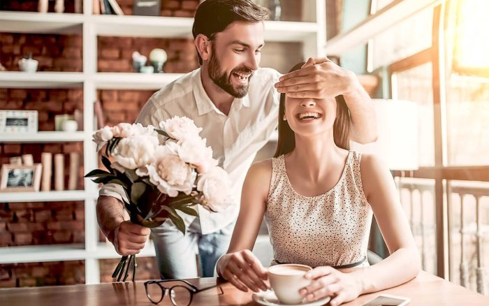 Мужчина дарит женщине