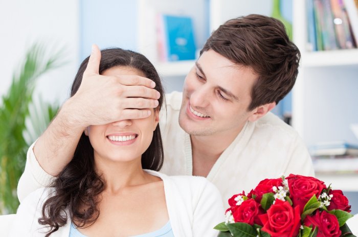 Мужчина дарит украшение