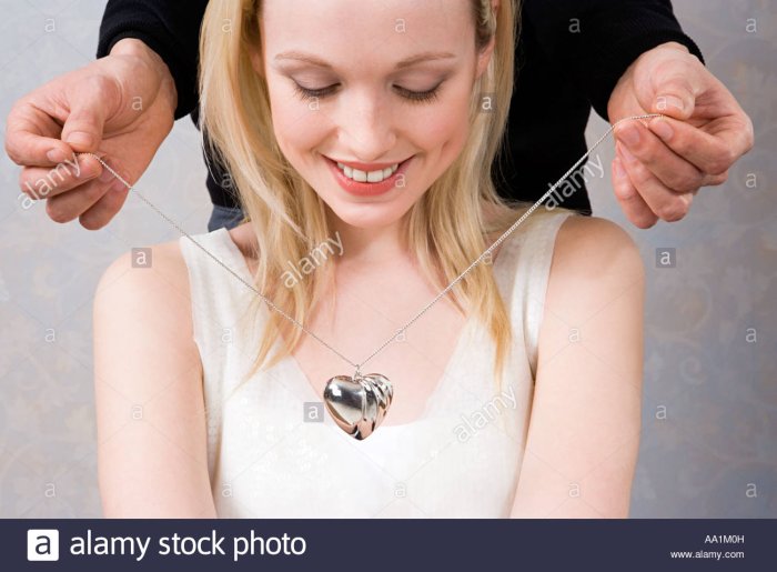 Мужчина дарит украшение женщине