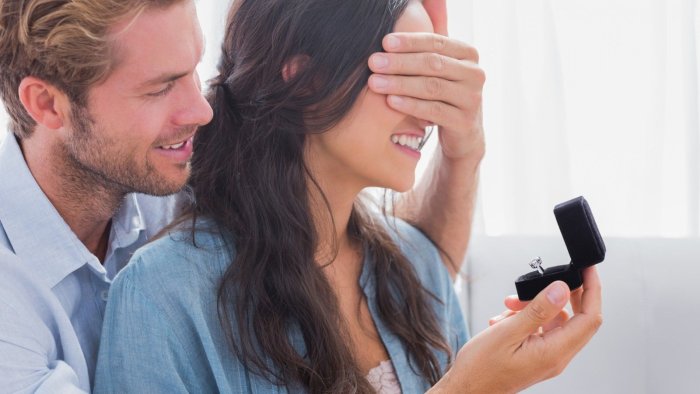 Мужчина дарит женщине ожерелье