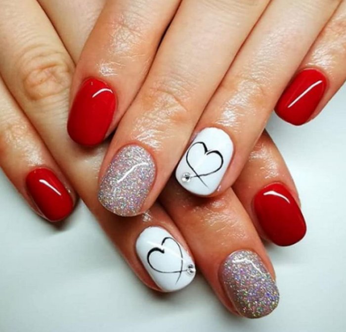 Маникюр на короткие ногти с сердечками