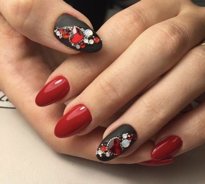 Красные ногти с сердечками
