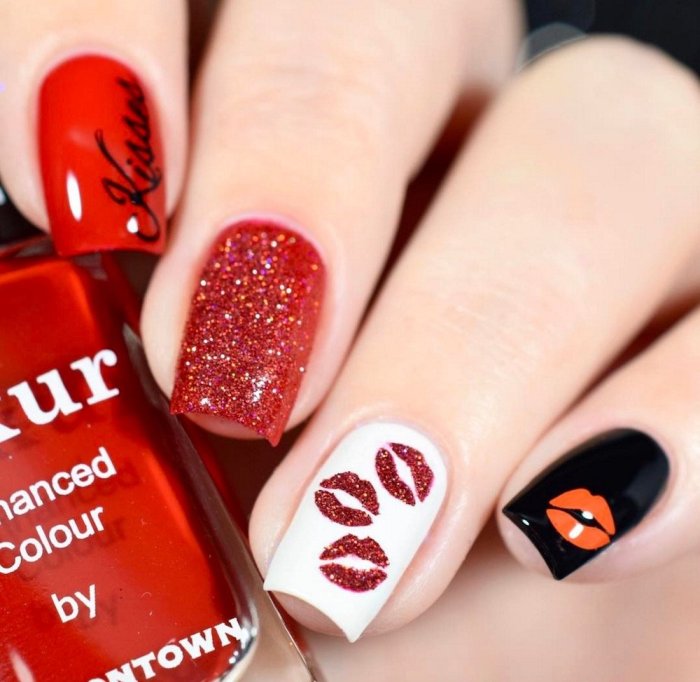 Красный маникюр с сердечками