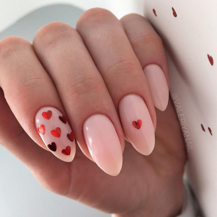 Нюдовый маникюр с сердечком