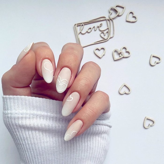 Нежный маникюр с сердечком