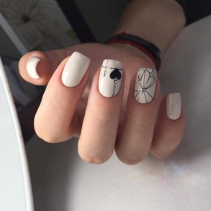 Светлый маникюр с геометрией