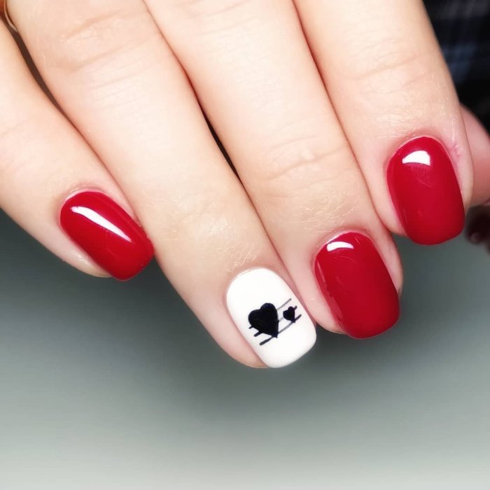 Маникюр красный с белым