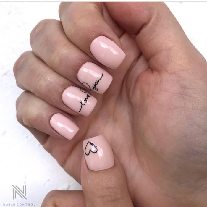 Маникюр с надписями на ногтях