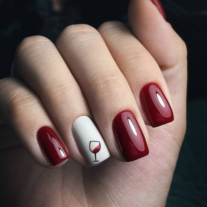 Маникюр красный с белым