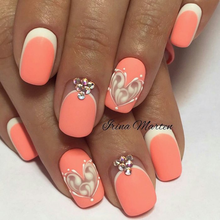 Коралловые ногти со стразами