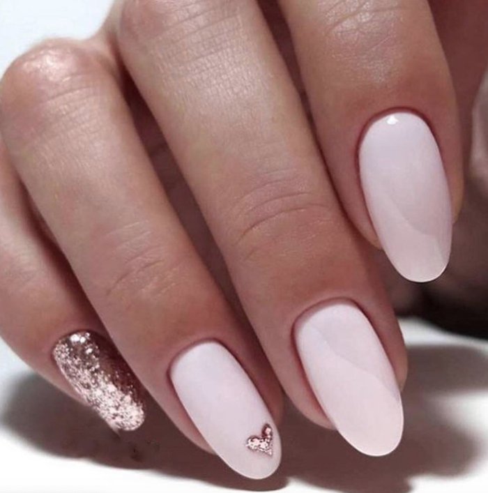 Нежный маникюр с сердечком