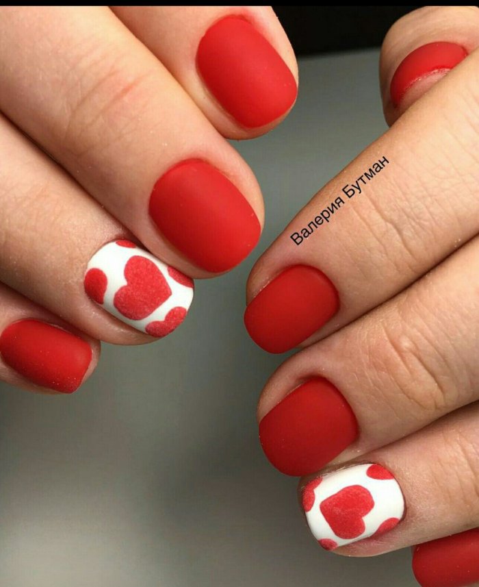 Красные ногти с сердцем