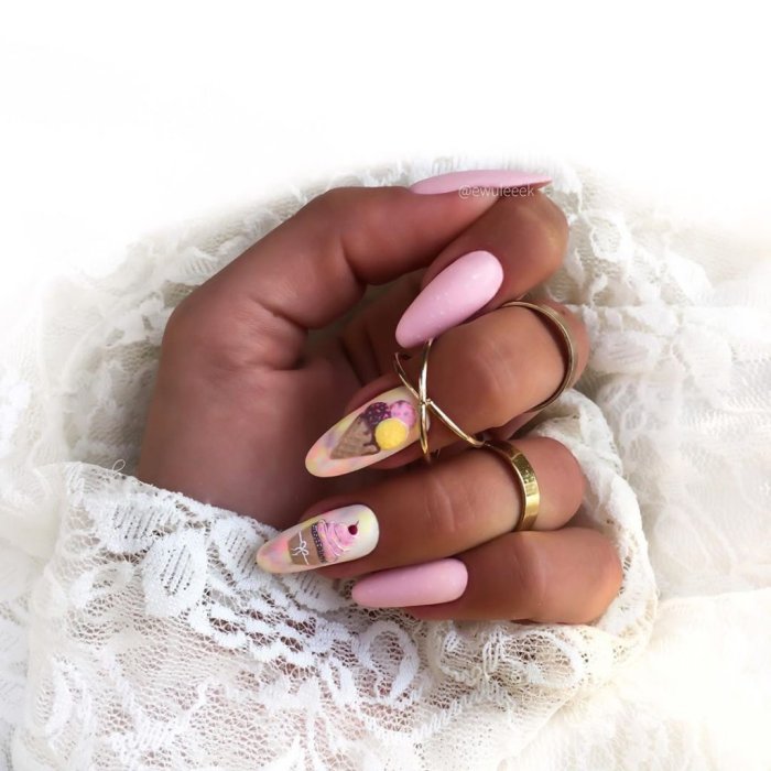 Ярко розовые матовые ногти