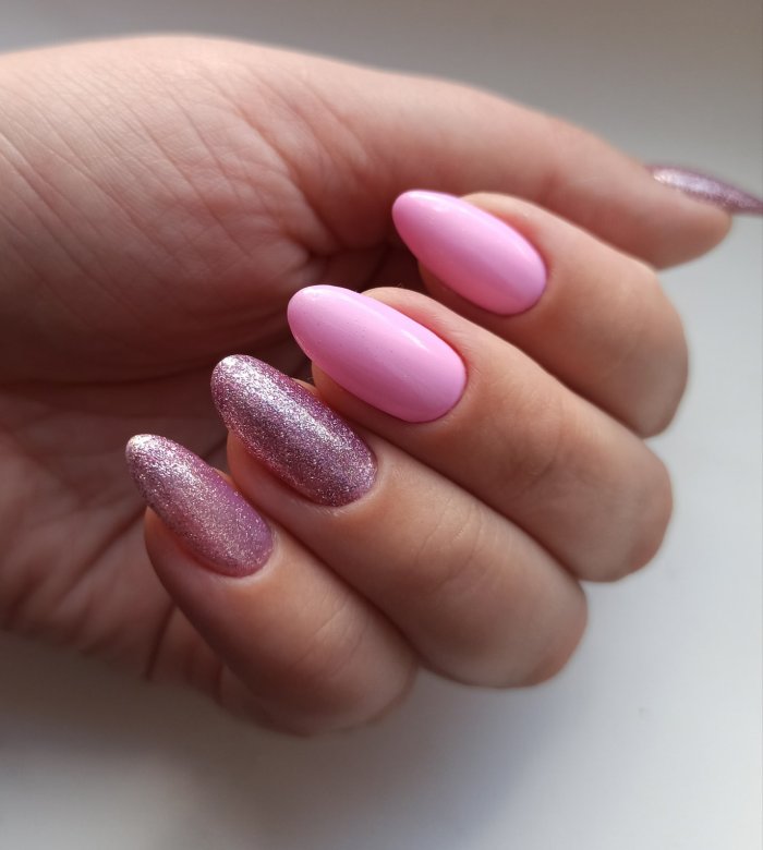 Фисташковый маникюр миндаль