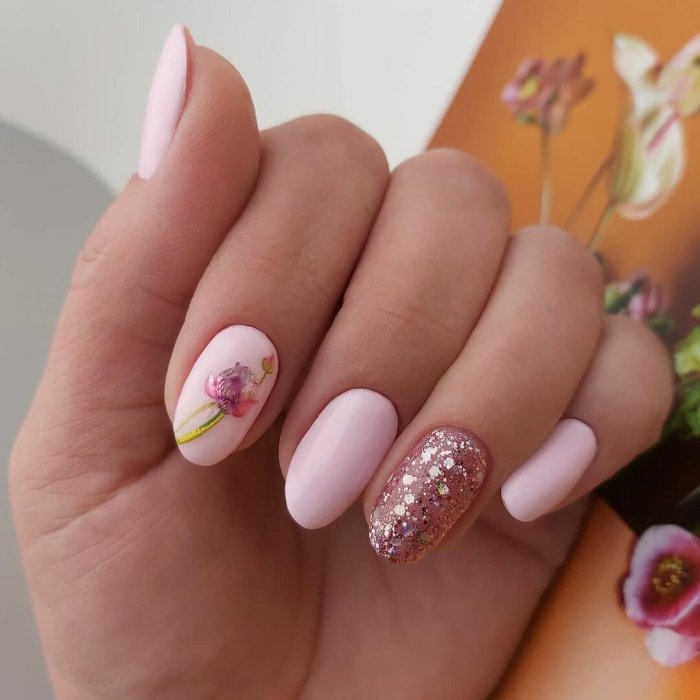 Розовый маникюр 2021 миндаль