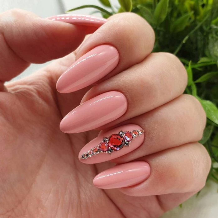 Маникюр 2021 лето миндаль