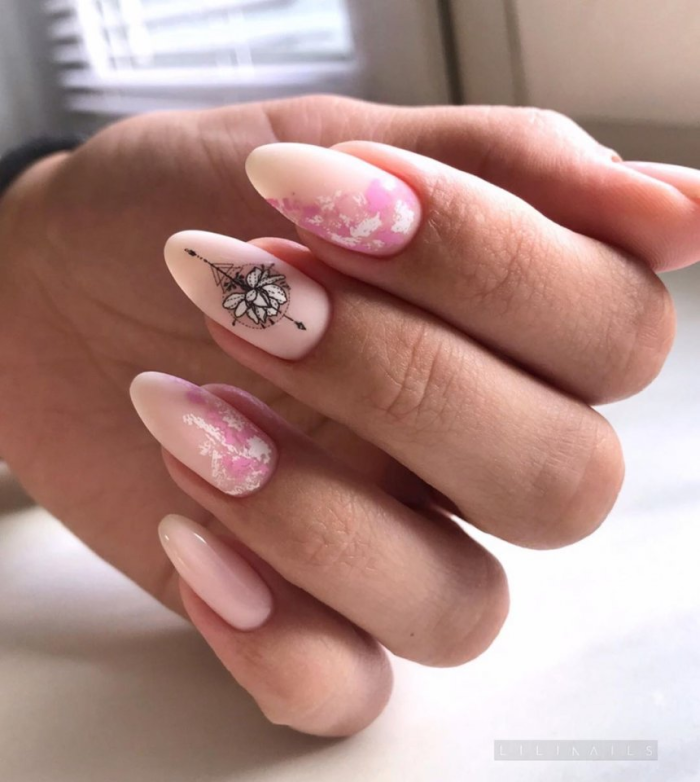 Ногти миндаль яркие