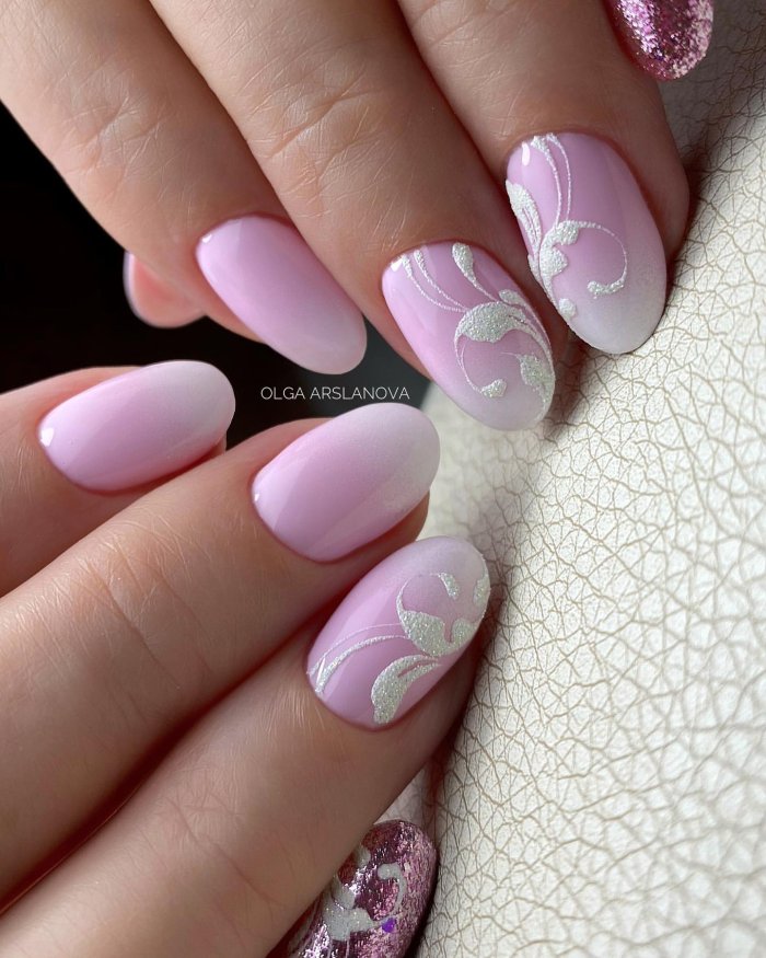 Розовый маникюр 2020 на миндальных ногтях