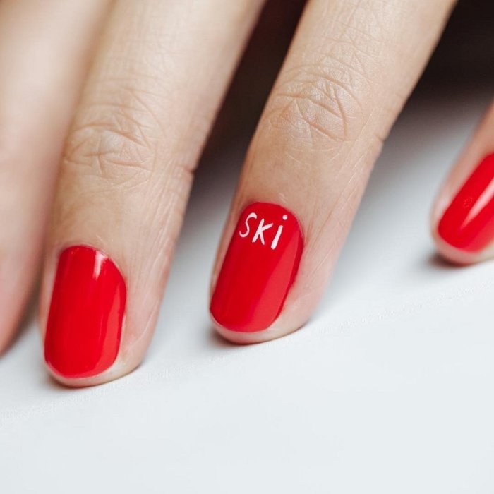 Весенний маникюр в красных тонах